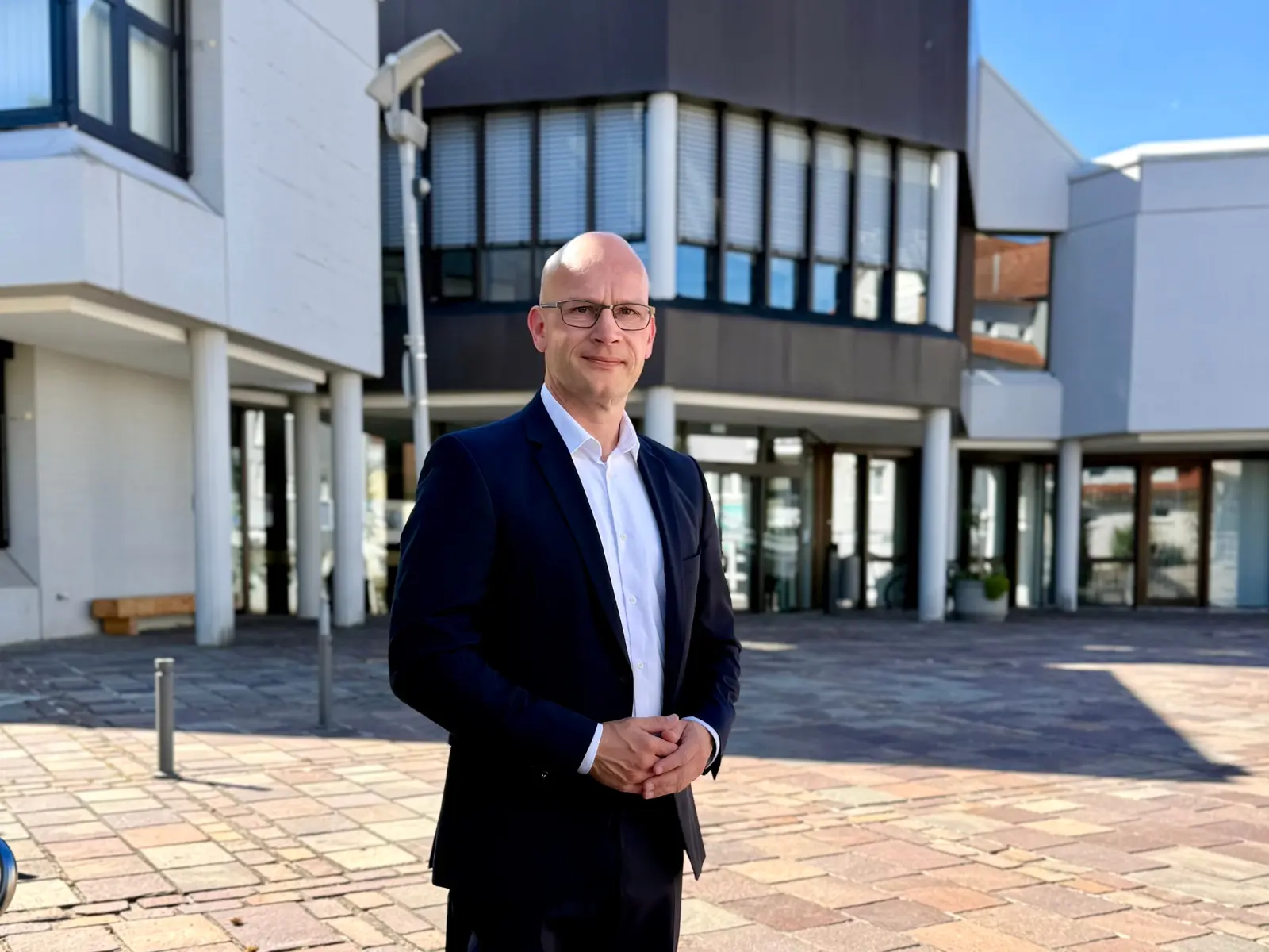 Timm Kloevekorn vor dem Rathaus Abtsgmünd