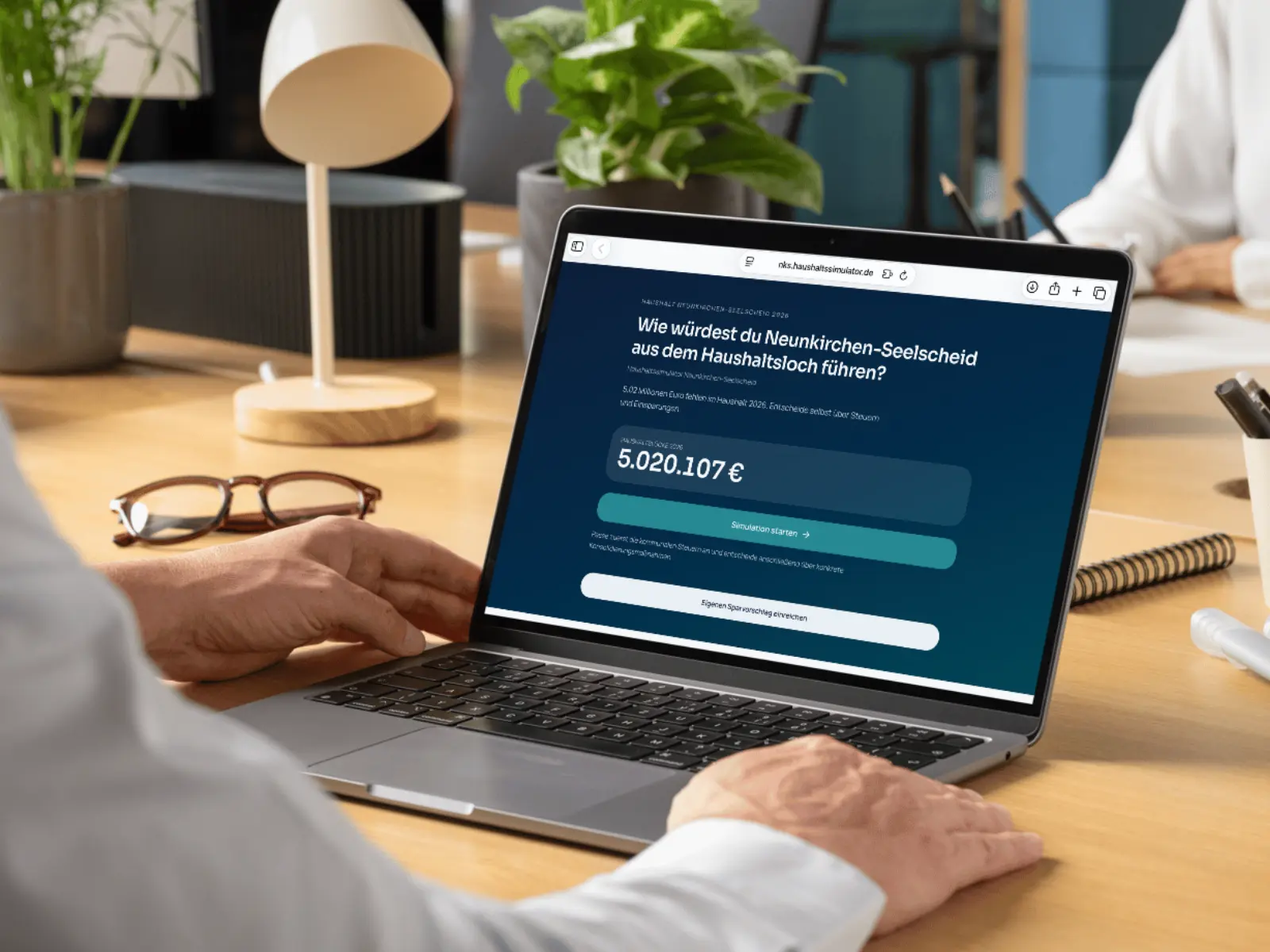 Laptop auf einem Schreibtisch mit geöffnetem Haushaltssimulator für Neunkirchen-Seelscheid